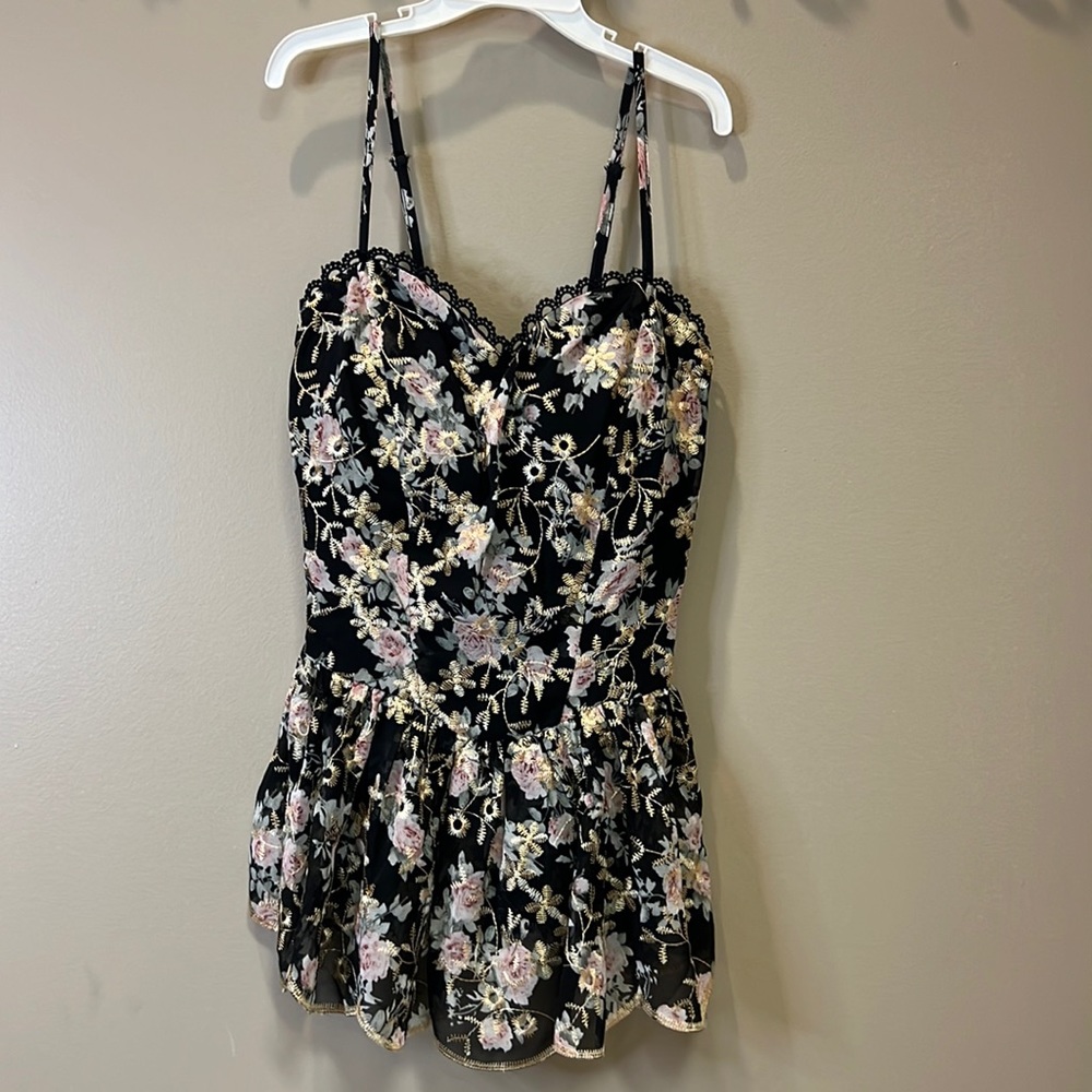 Vici /floral top/size small